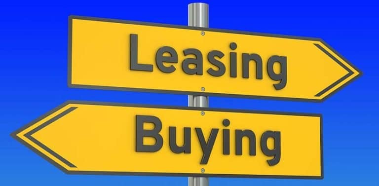 The image illustrates a road signpost comparing leasing and buying.